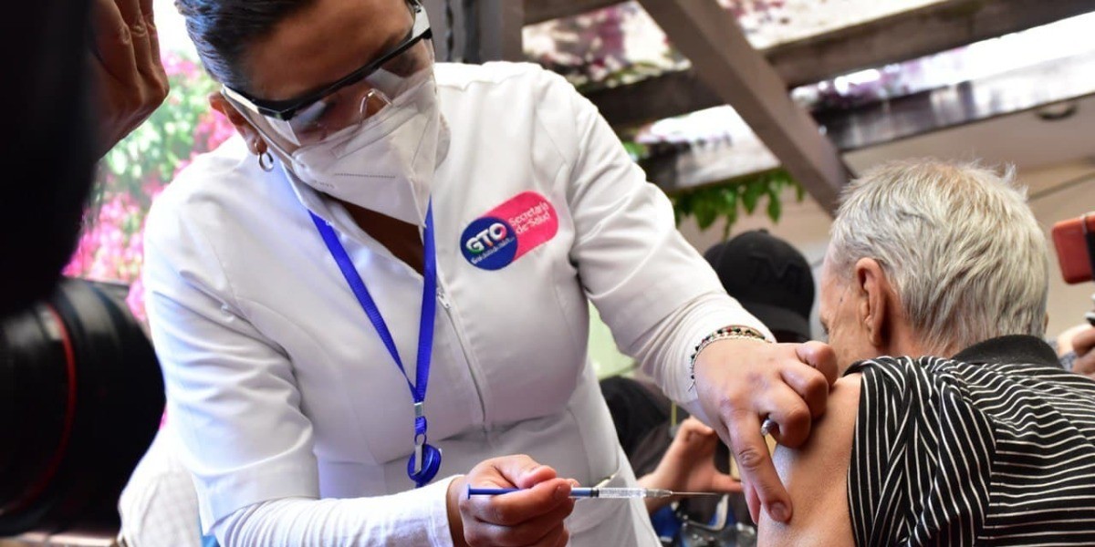 Vacunan a adultos mayores en asilos de León