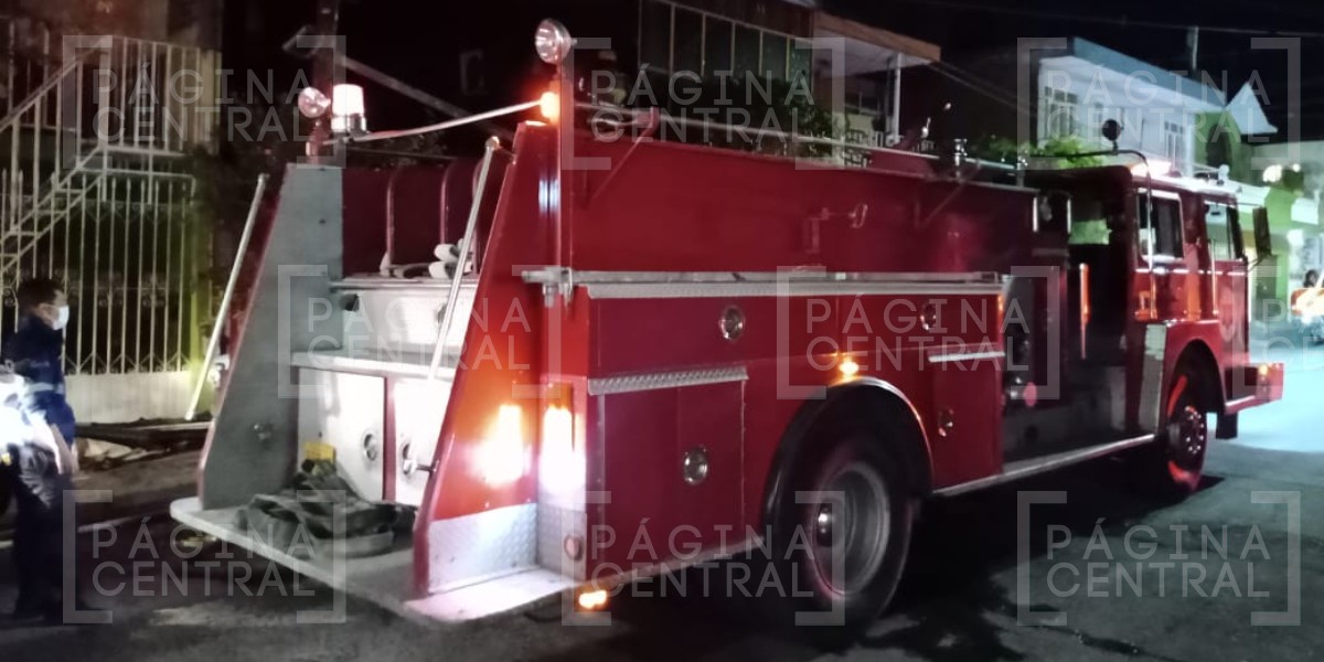 Incendio consume completamente una papelería en Loma Bonita