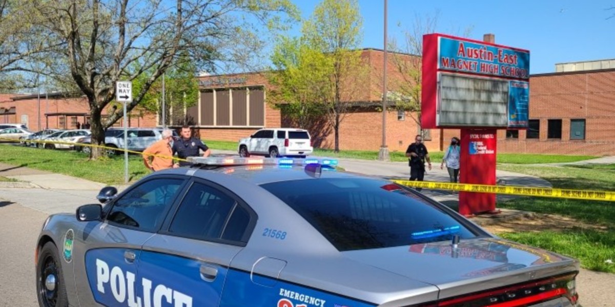 Reportan ataque armado en una escuela preparatoria en Tennessee