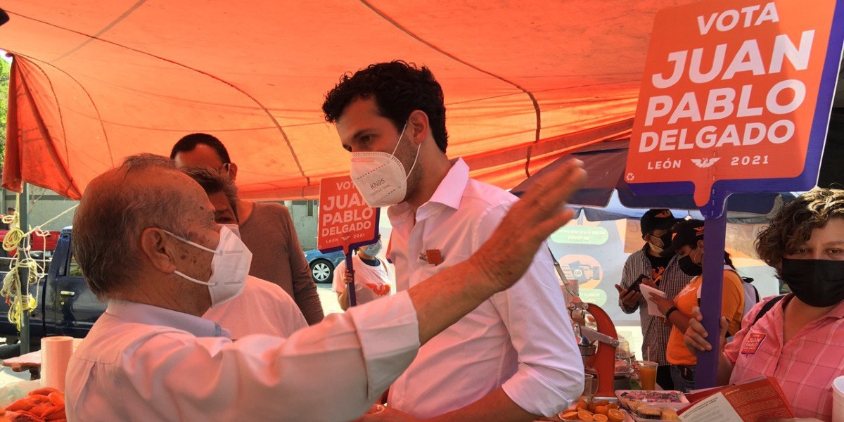 Promueve Juan Pablo Delgado apoyos a negocios informales