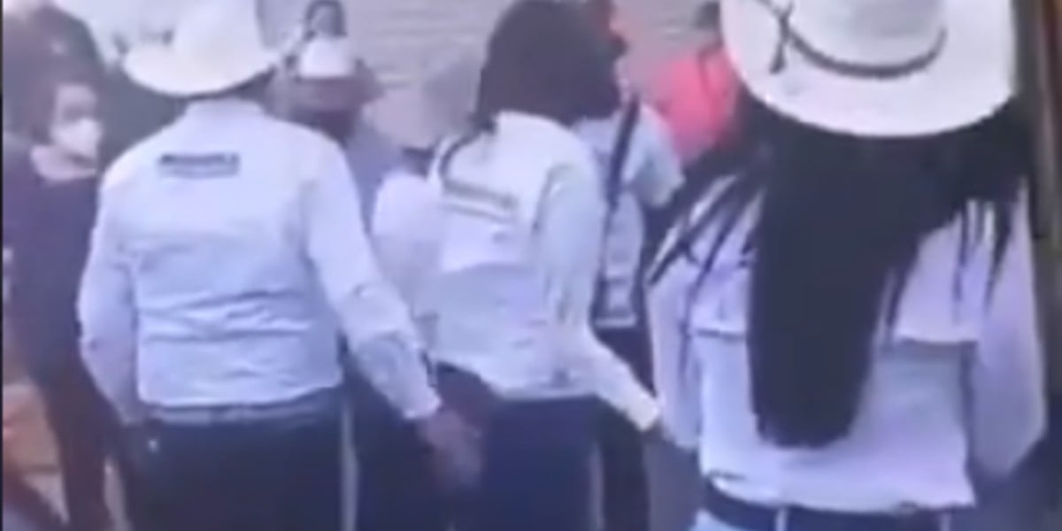 #VIDEO | Captan a candidato de Morena tocando a compañera