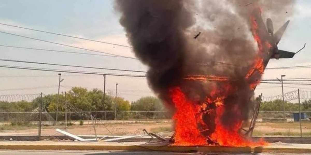 Helicóptero se estrella y se incendia en carretera de Nuevo León