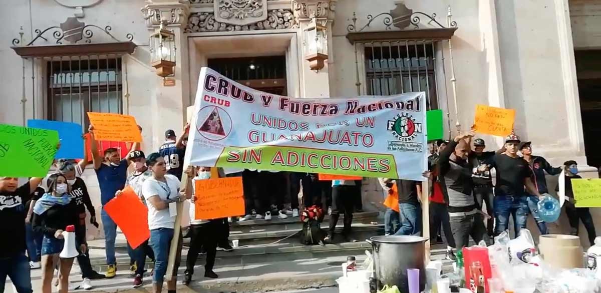 Centros de Rehabilitación bloquean Palacio de Gobierno y la Secretaría de Finanzas