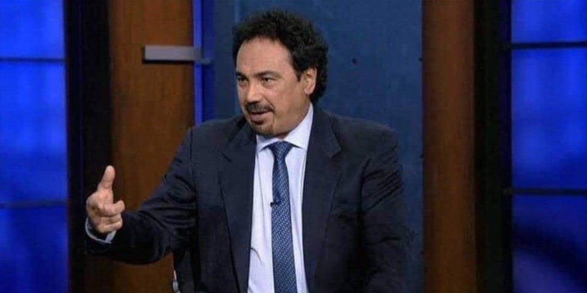 Hugo Sánchez levanta la mano para dirigir a la Fiera