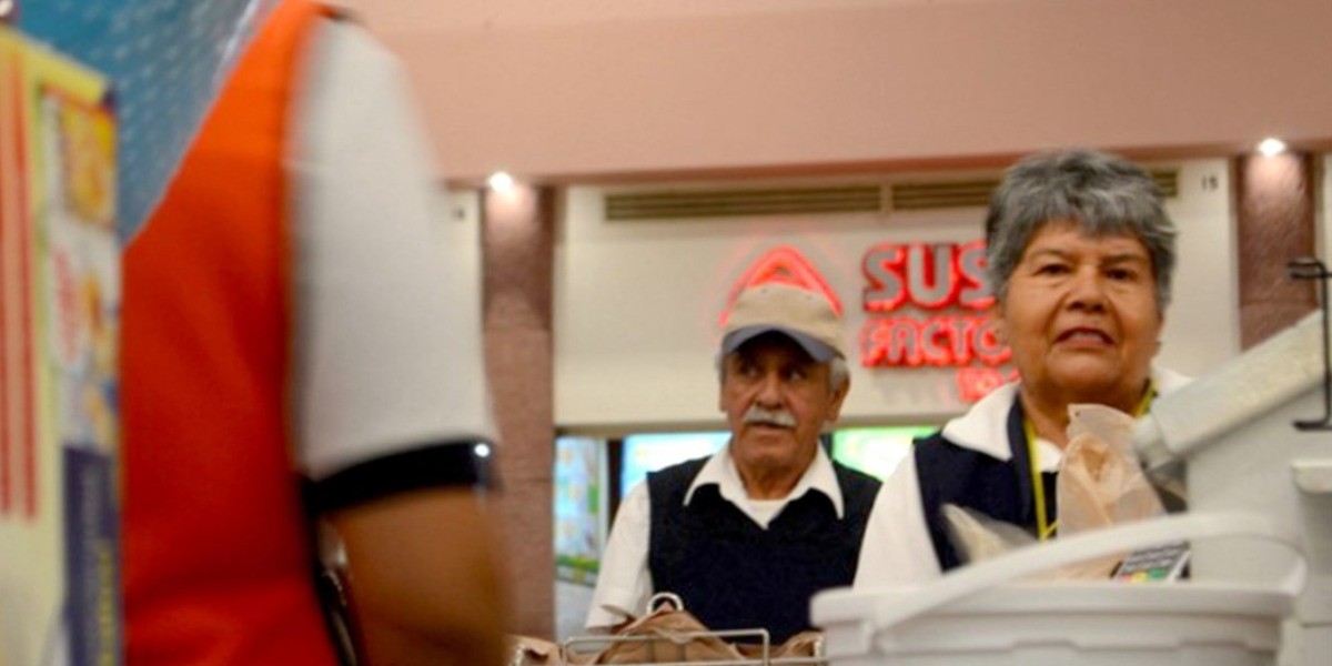 Pueden adultos mayores regresar a los supermercados como 'cerillitos'