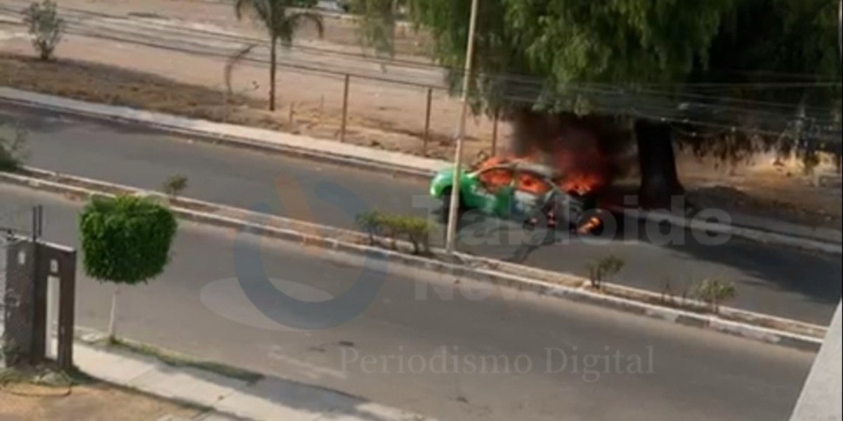 Hombre incendia taxi con chofer adentro en Los Olivos