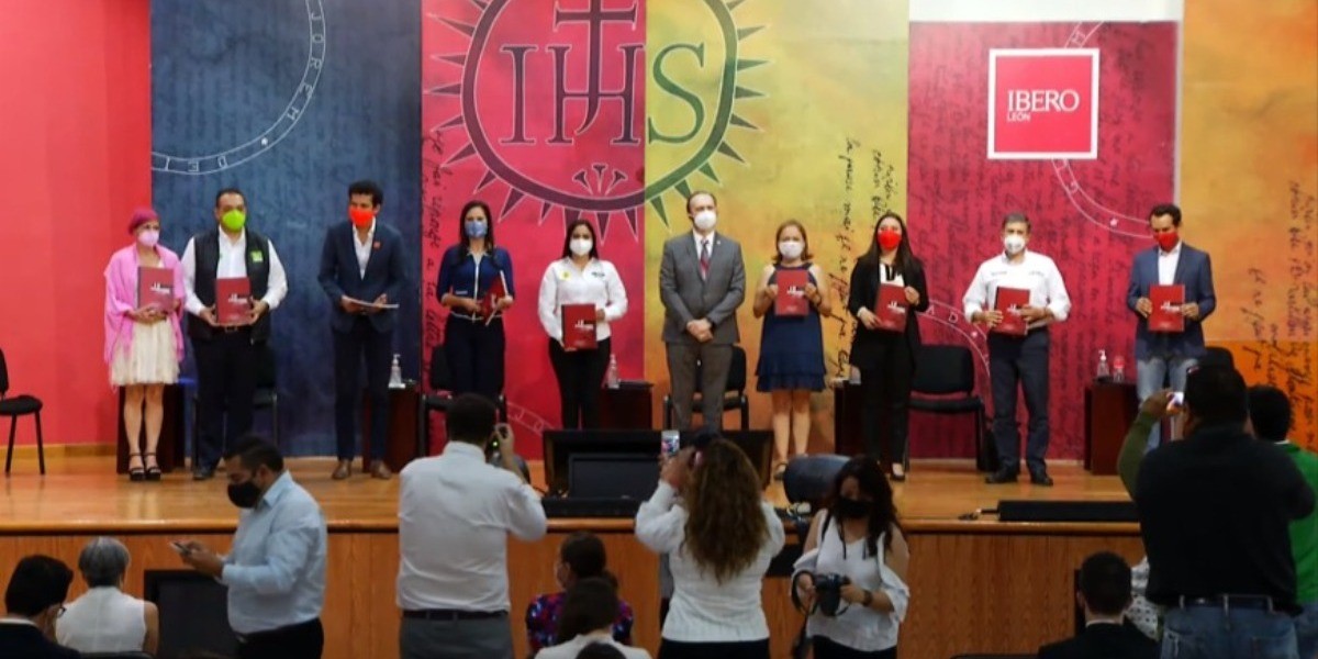 Universitarios entregan propuestas de gobierno a los candidatos a la alcaldía