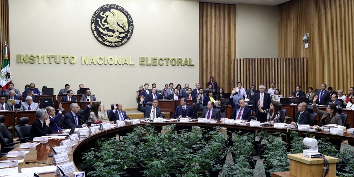 Morena propone 'ley mordaza' contra los consejeros del INE
