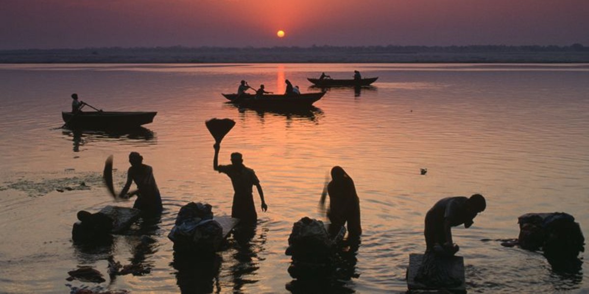 En India arrojan cadáveres al río Ganges por crisis de COVID-19