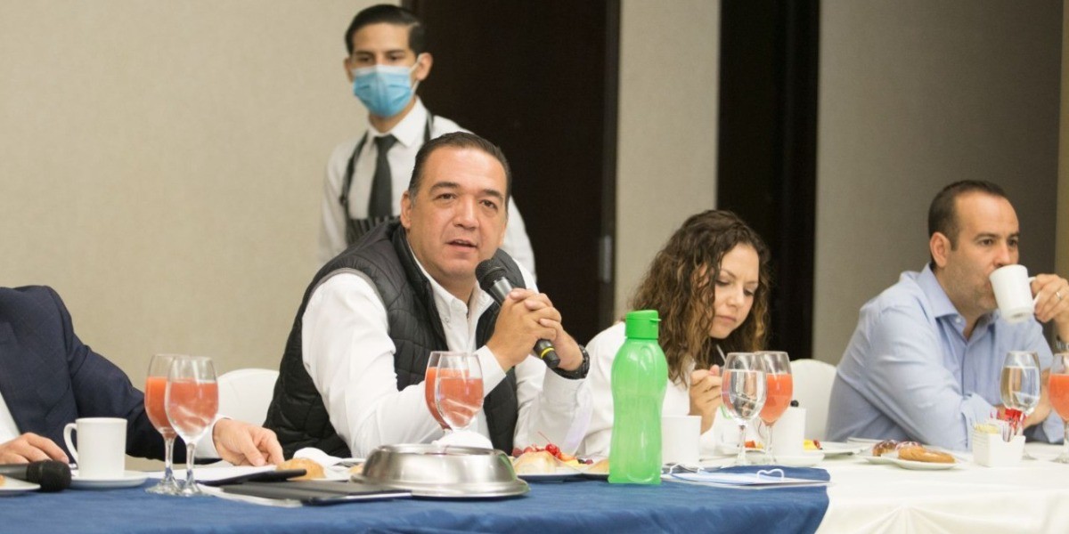 Promete Sergio Contreras apoyo a desarrolladores de vivienda