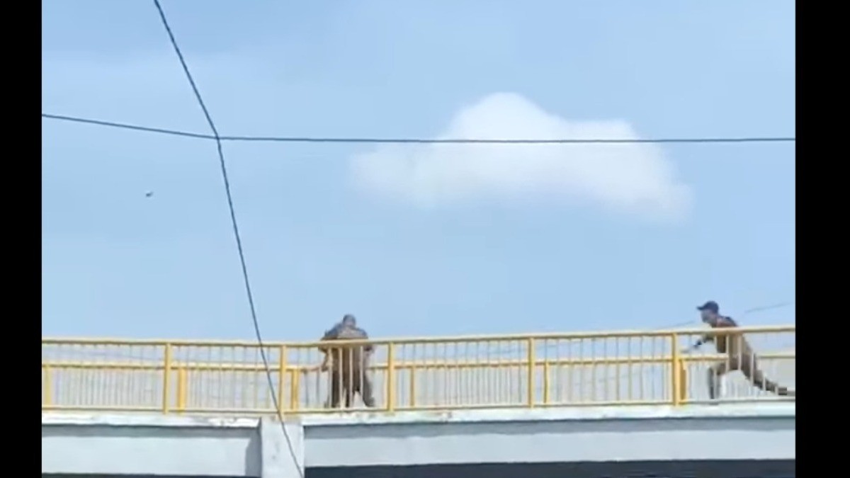 #VIDEO | Salva Policía a joven que intentó arrojarse de un puente