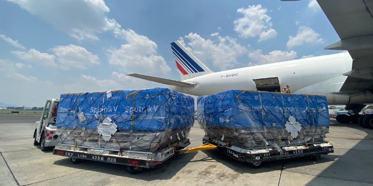 Llegan a México medio millón de dosis de Sputnik V