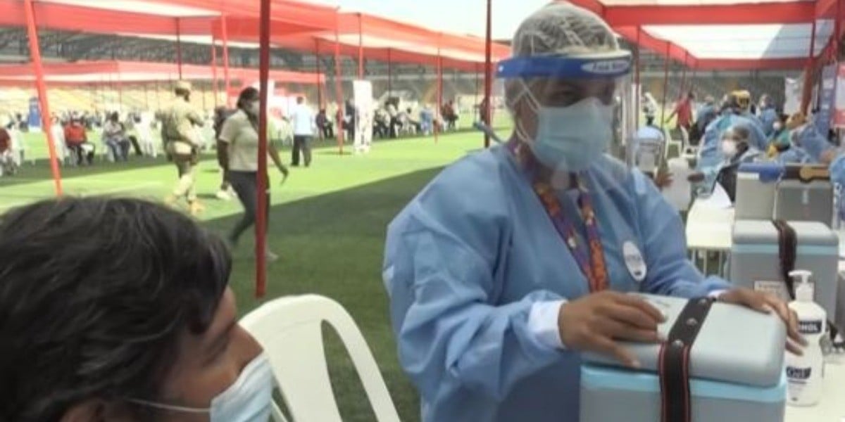 Muertes por COVID-19 en EE.UU. a la baja