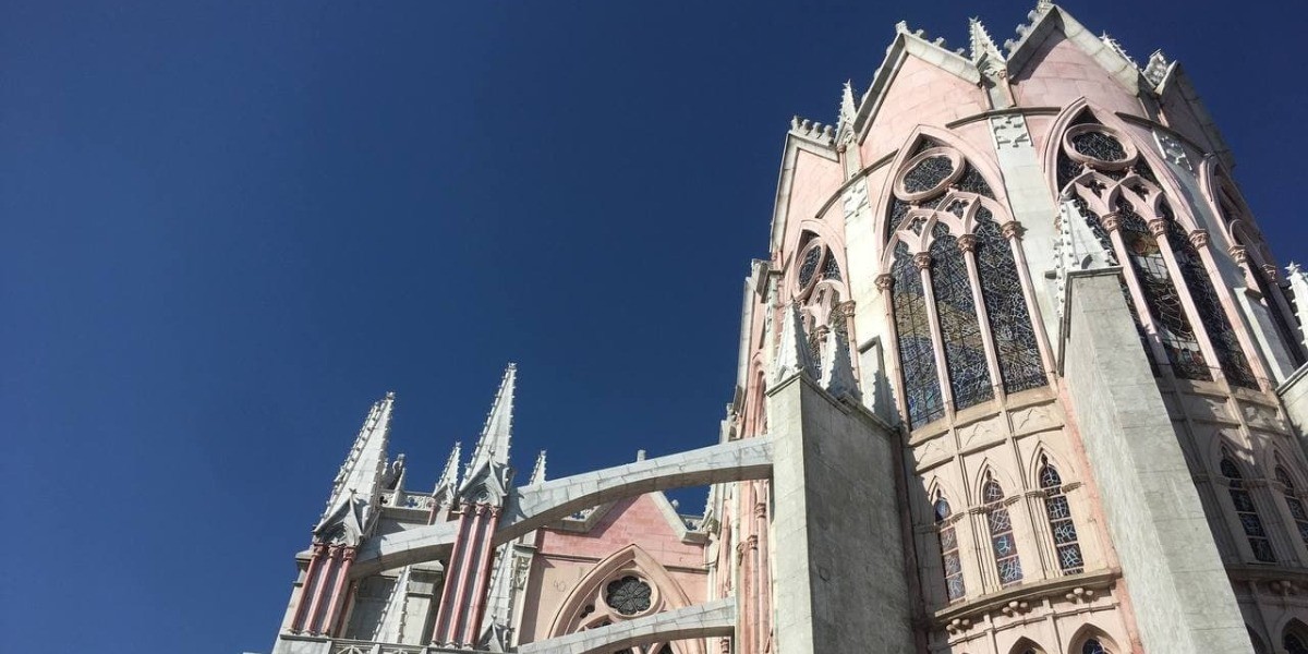 Expiatorio, de ‘manteles largos’