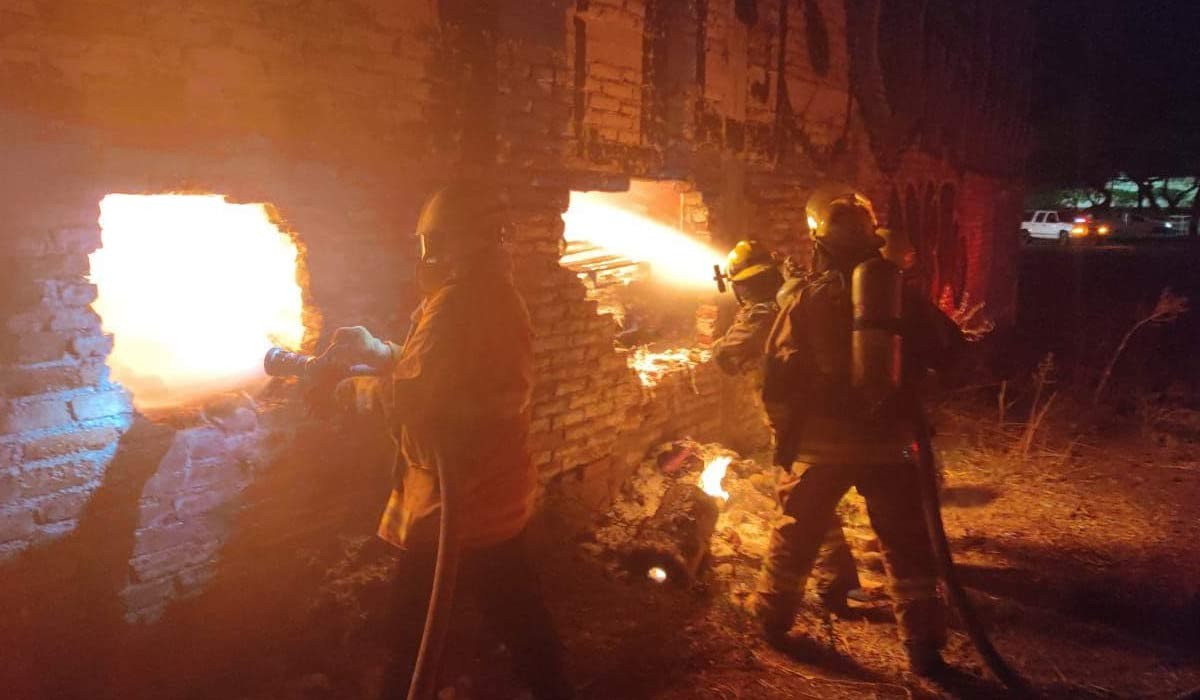 Arde durante 9 horas bodega de plásticos en Industrial La Capilla