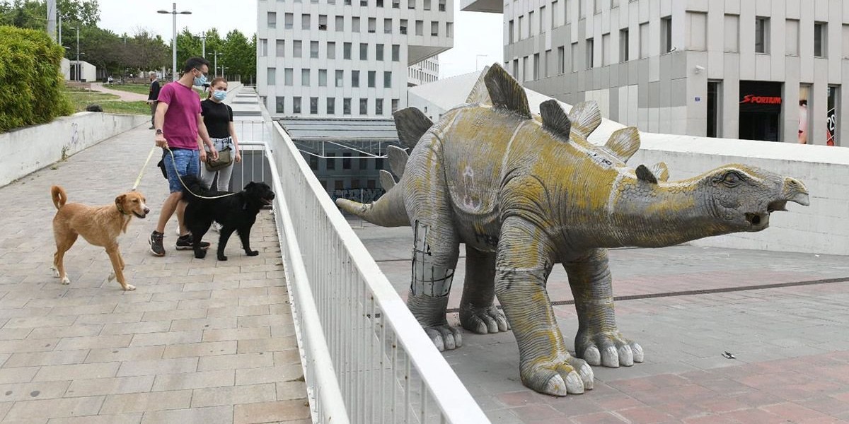 Encuentran cadáver dentro de estatua de un dinosaurio en Barcelona