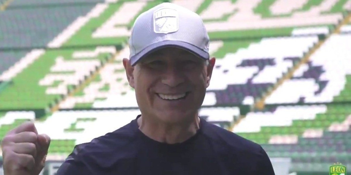 Ariel Holan llega a León y se declara listo para trabajar