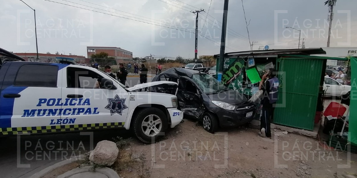 Choca patrulla de la Policía de León contra vehículo en Las Joyas