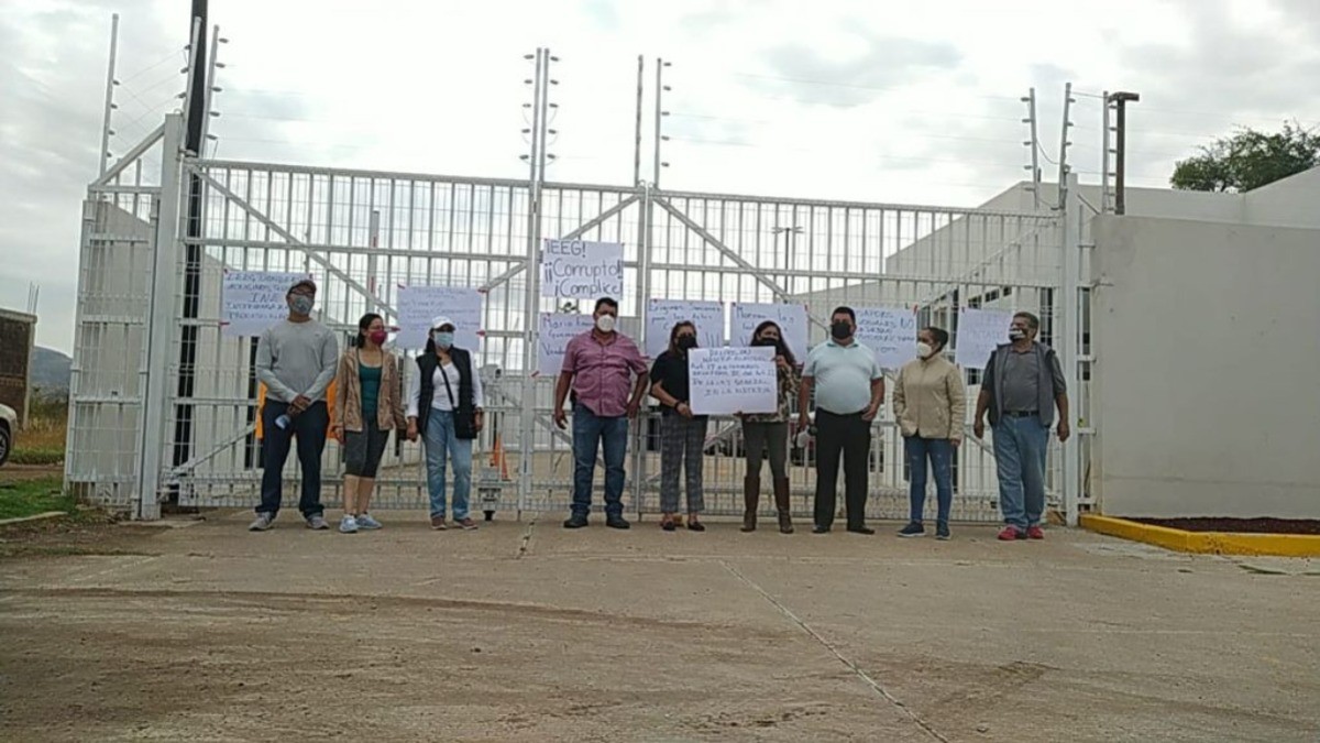 Protestan afuera del IEEG por supuestas omisiones