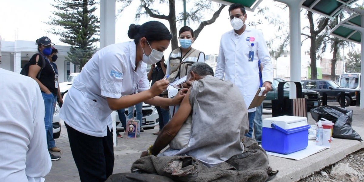 Trasladan a indigentes para que reciban la vacuna contra el COVID