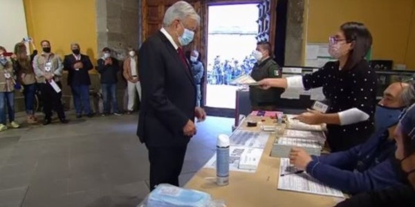 “¡Qué viva la democracia!”, el grito de AMLO tras votar