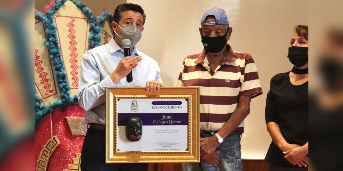 Juan Gallegos es reconocido por 35 años en el gobierno de Purísima