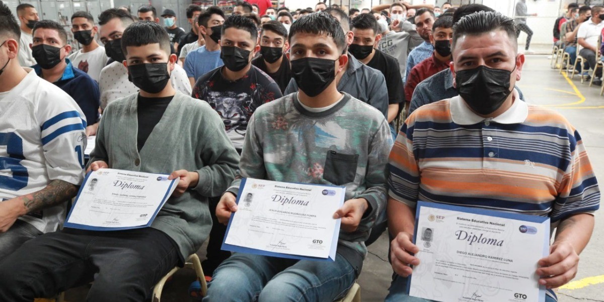 Concluyen internos su primaria y su secundaria con Inaeba