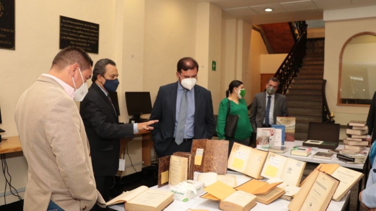 Visitan biblioteca 'Melchor Ocampo' del Senado de la República
