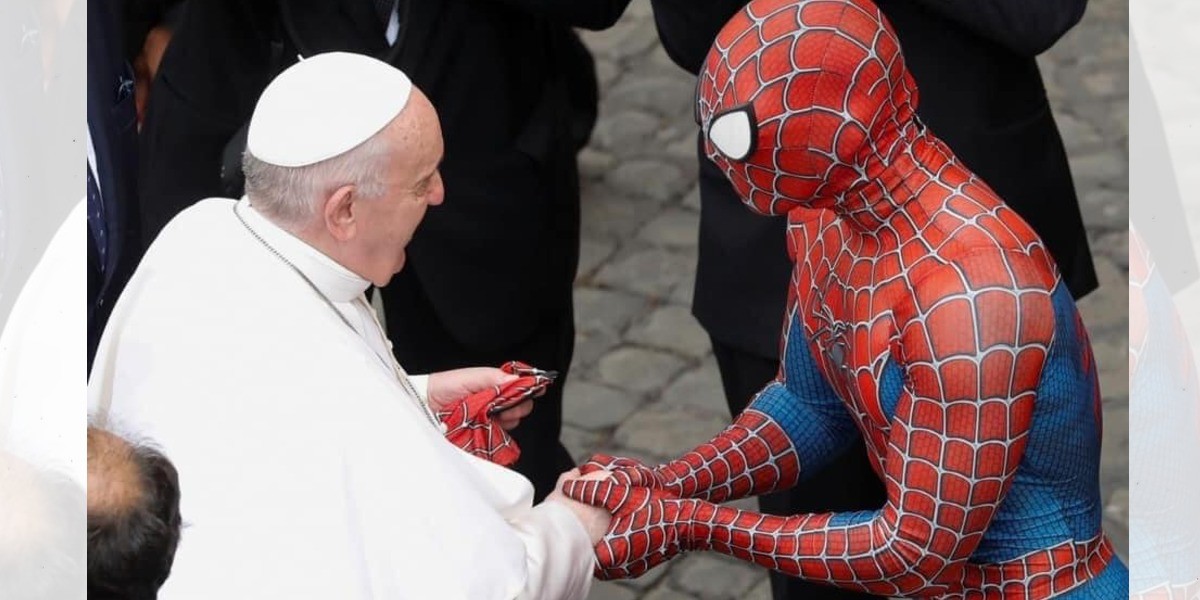 Spiderman 'le entrega su máscara' al Papa