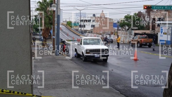 Fallece motociclista al ser arrastrado en el puente de Mariano Escobedo