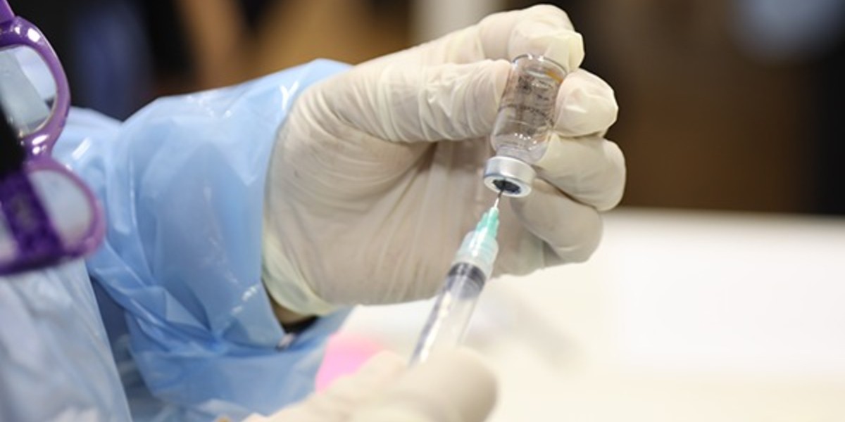 Avala Cofepris aplicar vacuna Pfizer a partir de los 12 años