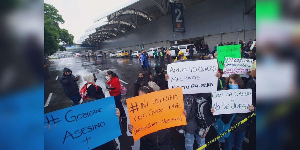 Bloquean padres de niños con cáncer el Aeropuerto de la CDMX