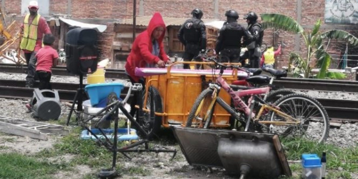 Tenso desalojo de familias que viven cerca de las vías del tren en Celaya