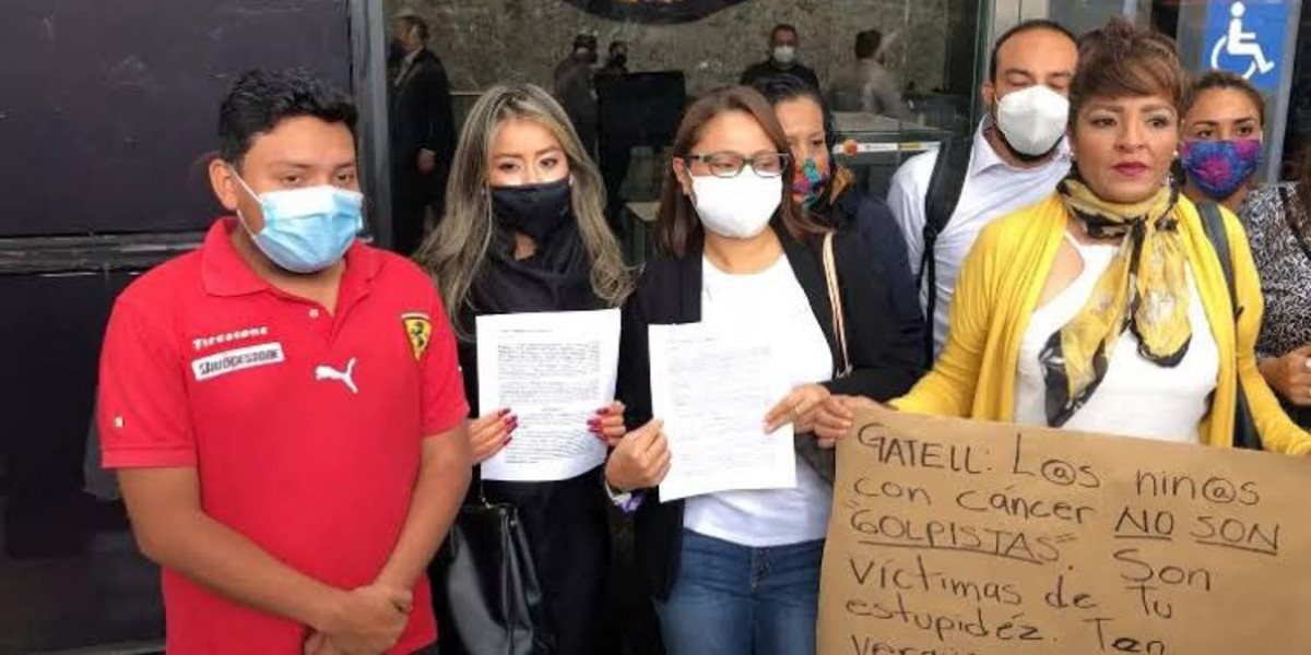 Papás de niños con cáncer demandan a Hugo López-Gatell por genocidio