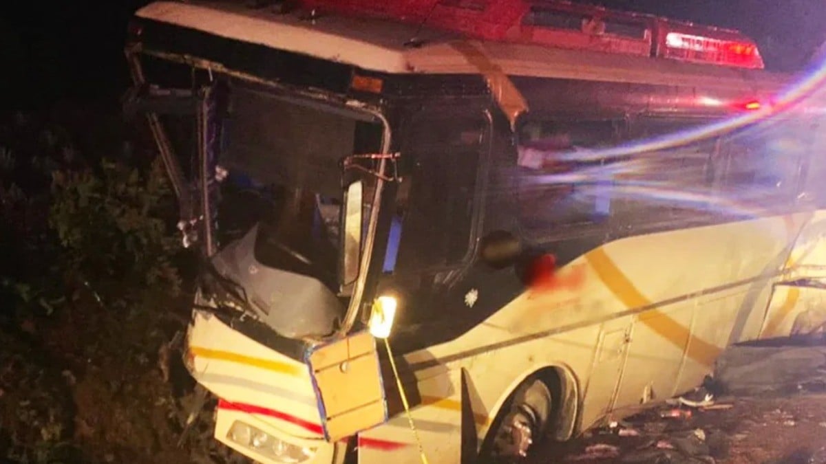 Choque de tráiler contra camión de pasajeros deja seis muertos