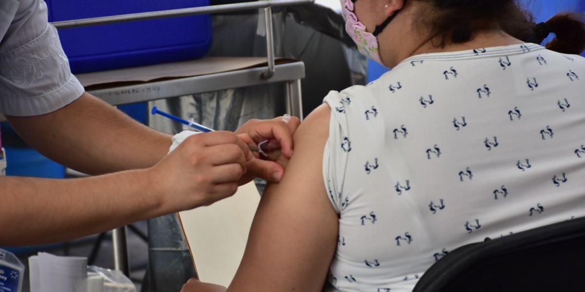 Aplauden leoneses rapidez en la aplicación de vacunas anticovid