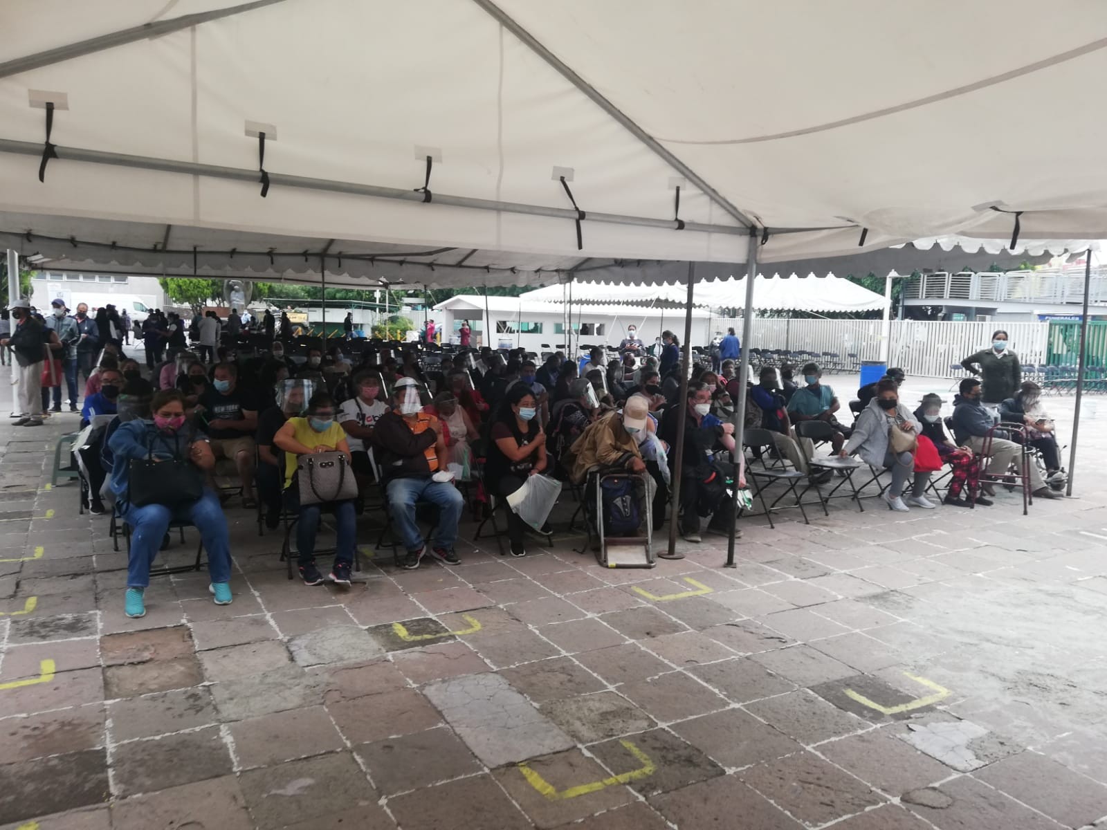 Exigen a gobierno federal descentralizar proceso de vacunación