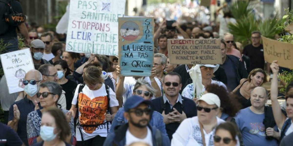 ‘Toman’ Francia en protesta contra normas de pase sanitario