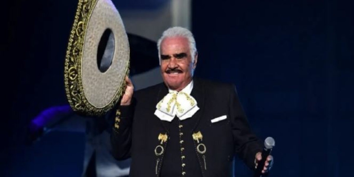 Operan a Vicente Fernández de emergencia