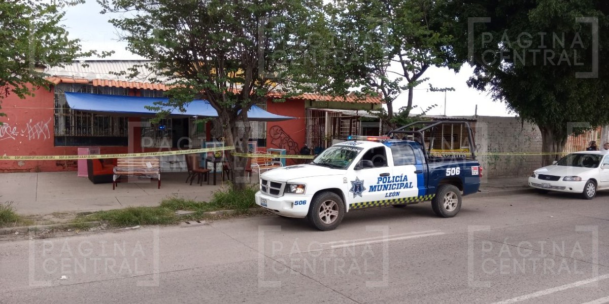 Atacan a balazos a hombre dentro de una fonda en la Santo Domingo