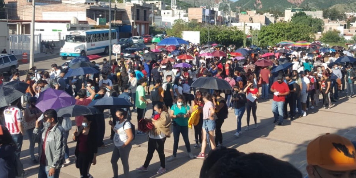 Jóvenes saturan ‘jubilosos’ los módulos de vacunación