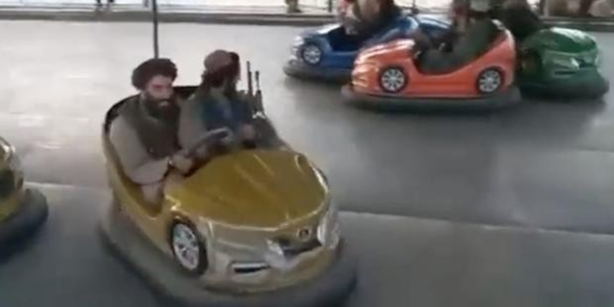 Tras tomar Kabul, talibanes se relajan en parque de diversiones