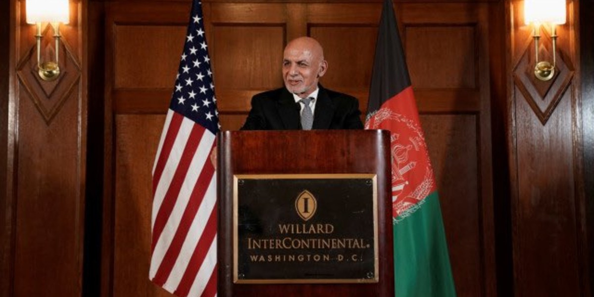 Acusan a expresidente de Afganistán de huír con millones de dólares; él lo niega