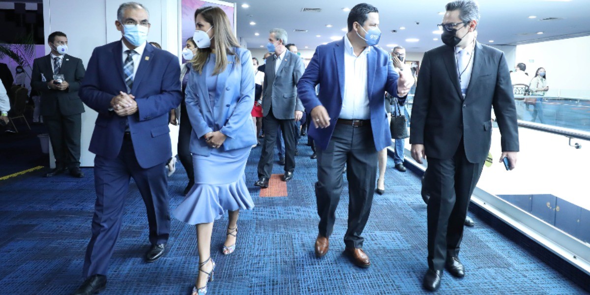 Llama gobernador a autoridades electas a “cortarse las uñas” y a trabajar legalmente