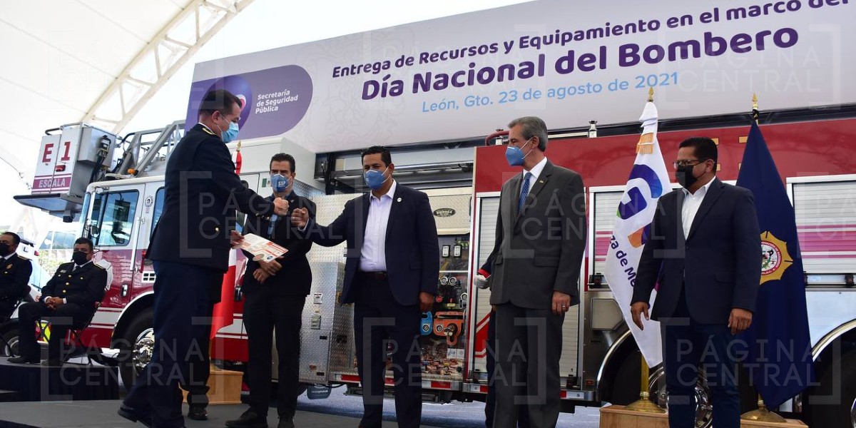 Entregan nuevo equipo a Bomberos de la entidad