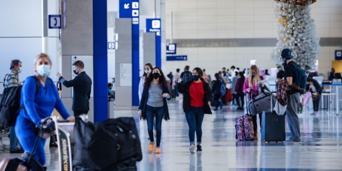 Aumentan contagios en EE. UU. entre personas con dosis completas