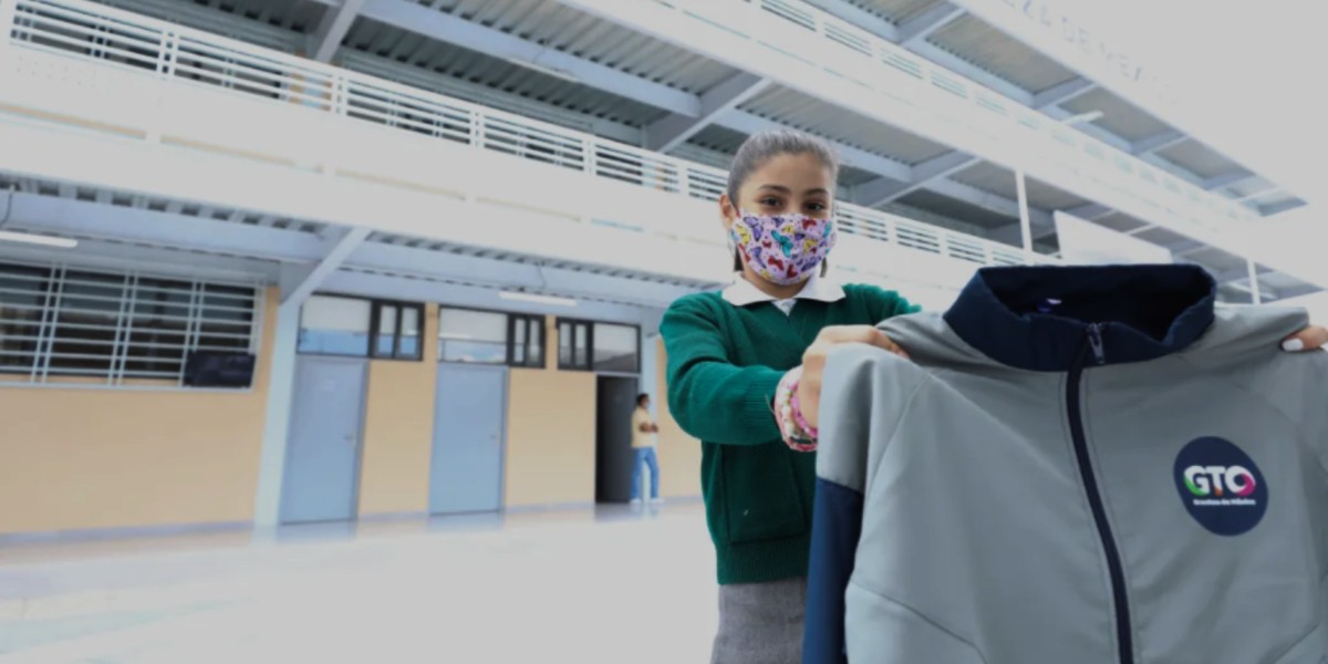 Inicia entrega de uniformes deportivos para el presente ciclo escolar