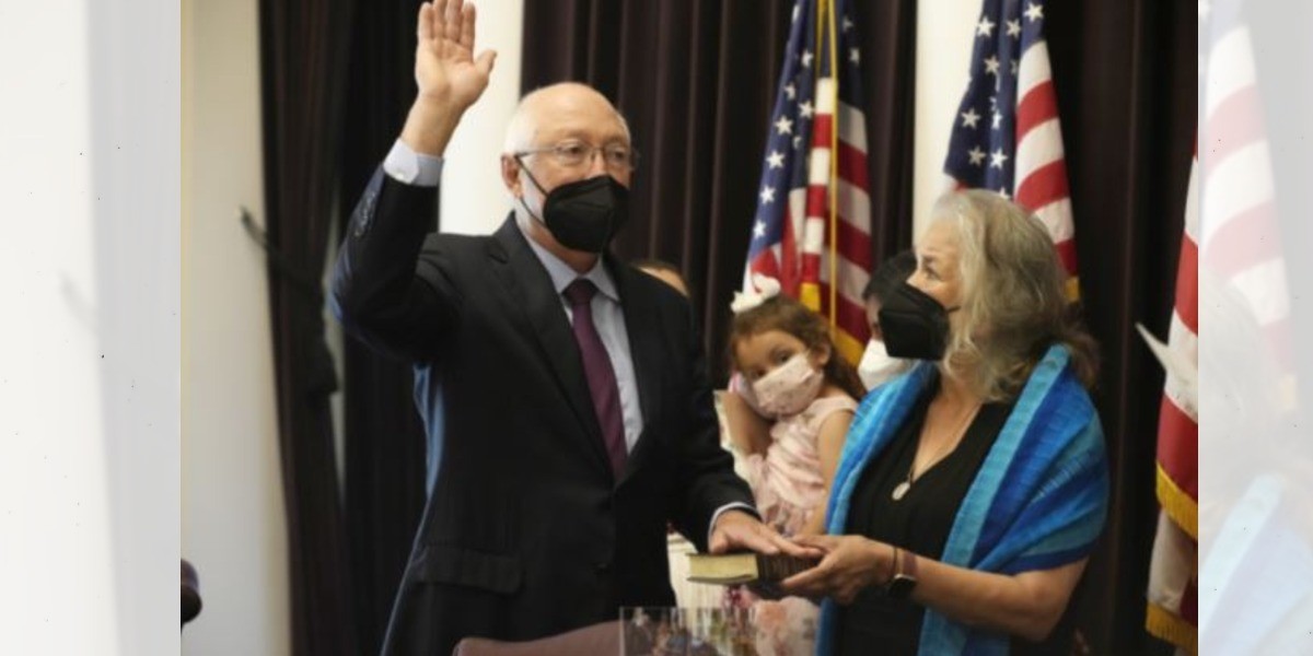 Ken Salazar, el nuevo embajador de EE. UU. en México, rinde protesta