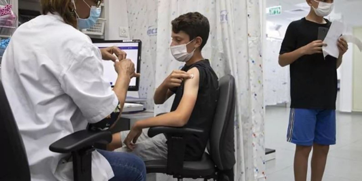 Aplicarán en Israel tercera dosis a jóvenes de 12 años