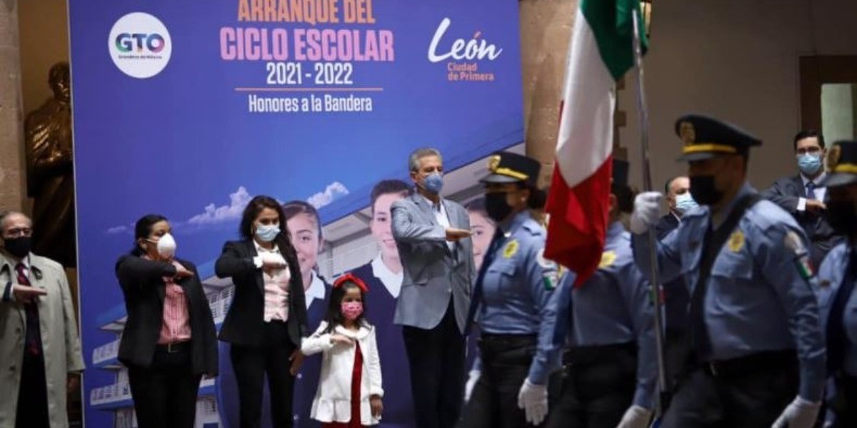 No bajar la guardia ante la pandemia, pide alcalde a alumnos